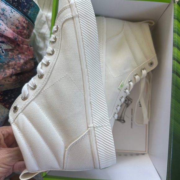 Brand new Cariuma Off-White High Top Canvas Sneaker - Picture 6 of 7